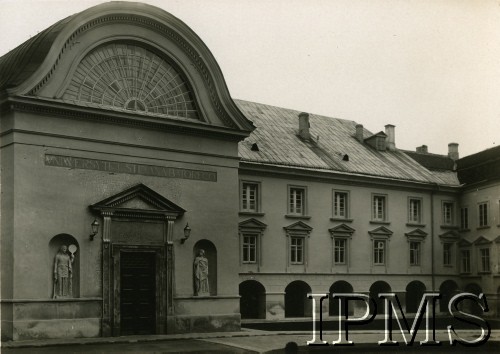 1929, Wilno, Polska.
Wejście główne do Uniwersytetu Stefana Batorego.
Fot. NN, Instytut Polski i Muzeum im. gen. Sikorskiego w Londynie [B27 - Album pamiątkowy obchodów 350-lecia Uniwersytetu Stefana Batorego w Wilnie przekazany IMPS przez Irenę Hryniewicz zgodnie z wolą męża mjr Leona Hrynkiewicza (album był ofiarowany jego siostrze)]
