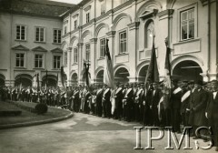 Pażdziernik 1929, Wilno, Polska.
Obchody 350-lecia istnienia Uniwersytetu Stefana Batorego w Wilnie. Delegacje młodzieży akademickiej i korporacje na dziedzińcu Piotra Skargi.
Fot. NN, Instytut Polski i Muzeum im. gen. Sikorskiego w Londynie [B27 - Album pamiątkowy obchodów 350-lecia Uniwersytetu Stefana Batorego w Wilnie przekazany IMPS przez Irenę Hryniewicz zgodnie z wolą męża mjr Leona Hrynkiewicza (album był ofiarowany jego siostrze)]
