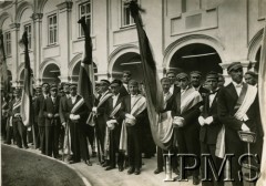 Pażdziernik 1929, Wilno, Polska.
Obchody 350-lecia istnienia Uniwersytetu Stefana Batorego w Wilnie. Delegacje młodzieży akademickiej i korporacje na dziedzińcu Piotra Skargi.
Fot. NN, Instytut Polski i Muzeum im. gen. Sikorskiego w Londynie [B27 - Album pamiątkowy obchodów 350-lecia Uniwersytetu Stefana Batorego w Wilnie przekazany IMPS przez Irenę Hryniewicz zgodnie z wolą męża mjr Leona Hrynkiewicza (album był ofiarowany jego siostrze)]
