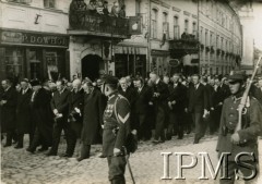 25.09.1929, Wilno, Polska.
Pogrzeb Joachima Lelewela - członkowie rządu i przedstawiciele władz w pochodzie.
Fot. NN, Instytut Polski i Muzeum im. gen. Sikorskiego w Londynie [B27 - Album pamiątkowy obchodów 350-lecia Uniwersytetu Stefana Batorego w Wilnie przekazany IMPS przez Irenę Hryniewicz zgodnie z wolą męża mjr Leona Hrynkiewicza (album był ofiarowany jego siostrze)]
