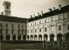 1929, Wilno, Polska.
Odnowiony dziedziniec Piotra Skargi Uniwersytetu Stefana Batorego.
Fot. NN, Instytut Polski i Muzeum im. gen. Sikorskiego w Londynie [B27 - Album pamiątkowy obchodów 350-lecia Uniwersytetu Stefana Batorego w Wilnie przekazany IMPS przez Irenę Hryniewicz zgodnie z wolą męża mjr Leona Hrynkiewicza (album był ofiarowany jego siostrze)]
