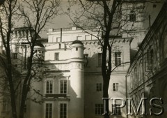 1929, Wilno, Polska.
Odnowione dawne obserwatorium astronomiczne i dziedziniec Poczobuta na terenie Uniwersytetu Stefana Batorego w Wilnie.
Fot. NN, Instytut Polski i Muzeum im. gen. Sikorskiego w Londynie [B27 - Album pamiątkowy obchodów 350-lecia Uniwersytetu Stefana Batorego w Wilnie przekazany IMPS przez Irenę Hryniewicz zgodnie z wolą męża mjr Leona Hrynkiewicza (album był ofiarowany jego siostrze)]
