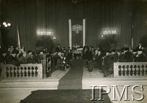 10.10.1929, Wilno, Polska.
Obchody 350-lecia istnienia Uniwersytetu Stefana Batorego w Wilnie. Uroczystość jubileuszowa w akademickim kościele św. Jana. Ogłoszenie przez J.M. Rektora księdza profesora Czesława Falkowskiego doktoratów honoris causa.
Fot. NN, Instytut Polski i Muzeum im. gen. Sikorskiego w Londynie [B27 - Album pamiątkowy obchodów 350-lecia Uniwersytetu Stefana Batorego w Wilnie przekazany IMPS przez Irenę Hryniewicz zgodnie z wolą męża mjr Leona Hrynkiewicza (album był ofiarowany jego siostrze)]
