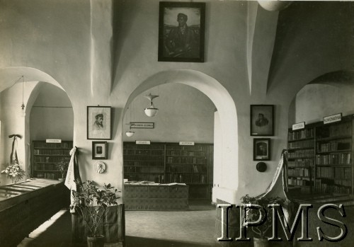 1929, Wilno, Polska.
Wystawa jubileuszowa w Uniwersyteckiej Bibliotece Publicznej. Sala poświęcona Joachimowi Lelewelowi. Nad łukiem wisi portret Tadeusza Kościuszki.
Fot. NN, Instytut Polski i Muzeum im. gen. Sikorskiego w Londynie [B27 - Album pamiątkowy obchodów 350-lecia Uniwersytetu Stefana Batorego w Wilnie przekazany IMPS przez Irenę Hryniewicz zgodnie z wolą męża mjr Leona Hrynkiewicza (album był ofiarowany jego siostrze)]
