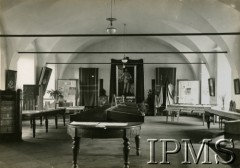 1929, Wilno, Polska.
Wystawa jubileuszowa w Uniwersyteckiej Bibliotece Publicznej. Sala poświęcona Joachimowi Lelewelowi. W tle widać obraz przedstawiający Józefa Piłsudskiego.
Fot. NN, Instytut Polski i Muzeum im. gen. Sikorskiego w Londynie [B27 - Album pamiątkowy obchodów 350-lecia Uniwersytetu Stefana Batorego w Wilnie przekazany IMPS przez Irenę Hryniewicz zgodnie z wolą męża mjr Leona Hrynkiewicza (album był ofiarowany jego siostrze)]
