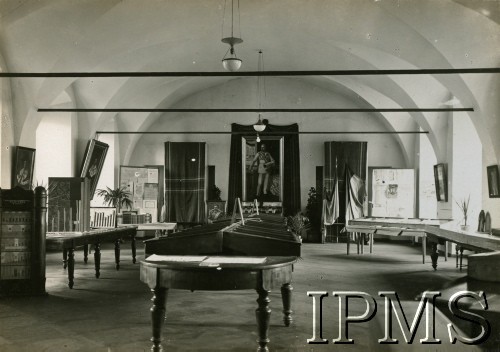 1929, Wilno, Polska.
Wystawa jubileuszowa w Uniwersyteckiej Bibliotece Publicznej. Sala poświęcona Joachimowi Lelewelowi. W tle widać obraz przedstawiający Józefa Piłsudskiego.
Fot. NN, Instytut Polski i Muzeum im. gen. Sikorskiego w Londynie [B27 - Album pamiątkowy obchodów 350-lecia Uniwersytetu Stefana Batorego w Wilnie przekazany IMPS przez Irenę Hryniewicz zgodnie z wolą męża mjr Leona Hrynkiewicza (album był ofiarowany jego siostrze)]
