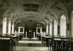 1929, Wilno, Polska.
Wystawa jubileuszowa w Uniwersyteckiej Bibliotece Publicznej. Odnowiona Aula Freskowa ze zbiorami dotyczącymi Uniwersytetu.
Fot. NN, Instytut Polski i Muzeum im. gen. Sikorskiego w Londynie [B27 - Album pamiątkowy obchodów 350-lecia Uniwersytetu Stefana Batorego w Wilnie przekazany IMPS przez Irenę Hryniewicz zgodnie z wolą męża mjr Leona Hrynkiewicza (album był ofiarowany jego siostrze)]
