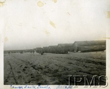 1918, Saint-Tanche, Francja.
Obóz wojskowy 1. Pułku Strzelców Polskich. Żołnierze stoją przy drewnianych barakach.
Fot. NN, Instytut Polski i Muzeum im. gen. Sikorskiego w Londynie [Album B33 - Pierwszy Pułk Strzelców Polskich]