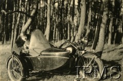 Lata 30., brak miejsca.
Kazimiera Gimzicka w koszu motocykla.
Fot. NN, Instytut Polski i Muzeum im. gen. Sikorskiego w Londynie [Album Kazimiery Gimzickiej (ur. 28.01.1900 w Berlinie), sekretarki Ambasady RP w Berlinie do 1939 r., album B7]