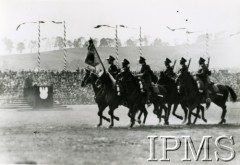 Październik 1933, Kraków, Polska.
Święto Kawalerii w Krakowie z okazji 250 rocznicy Odsieczy Wiedeńskiej. Rewia kawalerii na Błoniach Krakowskich. W tle widać trybunę honorową, z której przebieg uroczystości ogląda Marszałek Józef Piłsudski.
Fot. NN, Instytut Polski i Muzeum im. gen. Sikorskiego w Londynie [album B17]
