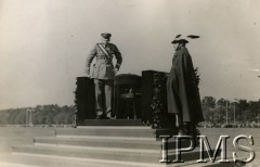 Październik 1933, Kraków, Polska.
Święto Kawalerii w Krakowie z okazji 250 rocznicy Odsieczy Wiedeńskiej. Marszałek Józef Piłsudski na trybunie honorowej, obok niego stoi płk Witold Wartha.
Fot. NN, Instytut Polski i Muzeum im. gen. Sikorskiego w Londynie [album B17]
