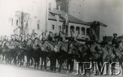 Październik 1933, Kraków, Polska.
Święto Kawalerii w Krakowie z okazji 250 rocznicy Odsieczy Wiedeńskiej. Kawalerzyści przed katedrą wawelską.
Fot. NN, Instytut Polski i Muzeum im. gen. Sikorskiego w Londynie [album B17]
