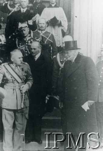Październik 1933, Kraków, Polska.
Święto Kawalerii w Krakowie z okazji 250 rocznicy Odsieczy Wiedeńskiej. Marszałek Józef Piłsudski (1. z lewej) i prezydent Ignacy Mościcki (1. z prawej) w drzwiach katedry wawelskiej. W głębi stoją premier Janusz Jędrzejewicz (w garniturze, między Marszałkiem i Prezydentem), szef kancelarii prezydenta RP Bronisław Hełczyński (1. z prawej na drugim stopniu schodów), gen. Jerzy Narbut-Łuczyński (w środku, zakłada czapkę), marszałek Senatu Władysław Raczkiewicz (po lewej obok księdza).
Fot. NN, Instytut Polski i Muzeum im. gen. Sikorskiego w Londynie [album B17]