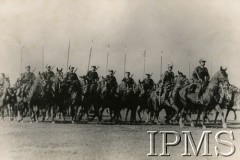 Październik 1933, Kraków, Polska.
Święto Kawalerii w Krakowie z okazji 250 rocznicy Odsieczy Wiedeńskiej. Rewia kawalerii na Błoniach Krakowskich. 
Fot. NN, Instytut Polski i Muzeum im. gen. Sikorskiego w Londynie [album B17]
