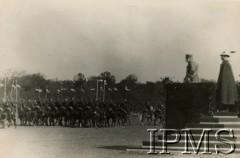 Październik 1933, Kraków, Polska.
Święto Kawalerii w Krakowie z okazji 250 rocznicy Odsieczy Wiedeńskiej. Rewia kawalerii na Błoniach Krakowskich. W tle widać trybunę honorową, z której przebieg uroczystości ogląda Marszałek Józef Piłsudski, obok niego stoi płk Witold Wartha.
Fot. NN, Instytut Polski i Muzeum im. gen. Sikorskiego w Londynie [album B17]
