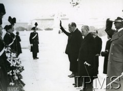 6-10.03.1938, Rzym, Włochy.
Wizyta ministra spraw zagranicznych Józefa Becka we Włoszech. Minister - w towarzystwie ambasadora Polski we Włoszech Alfreda Wysockiego - składa wieniec pod pomnikiem króla Wiktora Emanuela II i Grobem Nieznanego Żołnierza (inaczej Ołtarz Ojczyzny) przy Placu Weneckim.
Fot. Instytut Polski im. Gen. Sikorskiego w Londynie [album B 26 - Instituto Nazionale Luce, Roma. Ilsoggiorno Romano di S.E. Beck ministro degli affari esteri di Polonia . Omaggio del Marchese G. Paulucci di Calboli Barone Presidente dell'Instituto Nazionale LUCE]
