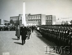 6-10.03.1938, Rzym, Włochy.
Wizyta ministra spraw zagranicznych Józefa Becka we Włoszech. Na zdjęciu Józef Beck przechodzi obok kompanii reprezentacyjnej Włoch, za nim po prawej idzie minister spraw zagranicznych Włoch Galeazzo Ciano.
Fot. Instytut Polski im. Gen. Sikorskiego w Londynie [album B 26 - Instituto Nazionale Luce, Roma. Ilsoggiorno Romano di S.E. Beck ministro degli affari esteri di Polonia . Omaggio del Marchese G. Paulucci di Calboli Barone Presidente dell'Instituto Nazionale LUCE]
