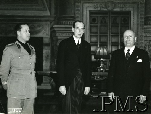 6-10.03.1938, Rzym, Włochy.
Wizyta ministra spraw zagranicznych Józefa Becka we Włoszech. Na zdjęciu minister w towarzystwie (po lewej) przywódcy Włoch Benito Mussolini i (po prawej) ministra spraw zagranicznych Włoch Galeazzo Ciano.
Fot. Instytut Polski im. Gen. Sikorskiego w Londynie [album B 26 - Instituto Nazionale Luce, Roma. Ilsoggiorno Romano di S.E. Beck ministro degli affari esteri di Polonia . Omaggio del Marchese G. Paulucci di Calboli Barone Presidente dell'Instituto Nazionale LUCE]