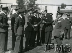 6-10.03.1938, Rzym, Włochy.
Wizyta ministra spraw zagranicznych Józefa Becka we Włoszech. Na zdjęciu minister wita się z załogą podrzymskiego lotniska Guidonia, gdzie odbył godzinny lot samolotem pilotowanym przez Benito Mussoliniego.
Fot. Instytut Polski im. Gen. Sikorskiego w Londynie [album B 26 - Instituto Nazionale Luce, Roma. Ilsoggiorno Romano di S.E. Beck ministro degli affari esteri di Polonia . Omaggio del Marchese G. Paulucci di Calboli Barone Presidente dell'Instituto Nazionale LUCE]
