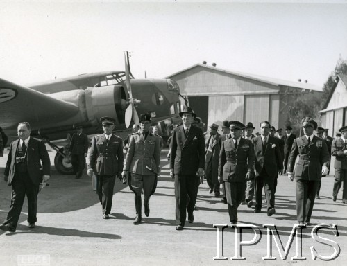 6-10.03.1938, Rzym, Włochy.
Wizyta ministra spraw zagranicznych Józefa Becka we Włoszech. Na zdjęciu minister zwiedza podrzymskie lotnisko Guidonia, gdzie odbył godzinny lot samolotem pilotowanym przez Benito Mussoliniego.
Fot. Instytut Polski im. Gen. Sikorskiego w Londynie [album B 26 - Instituto Nazionale Luce, Roma. Ilsoggiorno Romano di S.E. Beck ministro degli affari esteri di Polonia . Omaggio del Marchese G. Paulucci di Calboli Barone Presidente dell'Instituto Nazionale LUCE]
