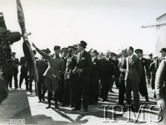 6-10.03.1938, Rzym, Włochy.
Wizyta ministra spraw zagranicznych Józefa Becka we Włoszech. Na zdjęciu minister zwiedza podrzymskie lotnisko Guidonia, gdzie odbył godzinny lot samolotem pilotowanym przez Benito Mussoliniego.
Fot. Instytut Polski im. Gen. Sikorskiego w Londynie [album B 26 - Instituto Nazionale Luce, Roma. Ilsoggiorno Romano di S.E. Beck ministro degli affari esteri di Polonia . Omaggio del Marchese G. Paulucci di Calboli Barone Presidente dell'Instituto Nazionale LUCE]
