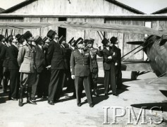 6-10.03.1938, Rzym, Włochy.
Wizyta ministra spraw zagranicznych Józefa Becka we Włoszech. Na zdjęciu minister zwiedza podrzymskie lotnisko Guidonia, gdzie odbył godzinny lot samolotem pilotowanym przez Benito Mussoliniego.
Fot. Instytut Polski im. Gen. Sikorskiego w Londynie [album B 26 - Instituto Nazionale Luce, Roma. Ilsoggiorno Romano di S.E. Beck ministro degli affari esteri di Polonia . Omaggio del Marchese G. Paulucci di Calboli Barone Presidente dell'Instituto Nazionale LUCE]
