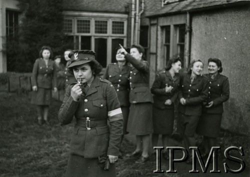 1942-1946, prawdopodobnie Szkocja, Wielka Brytania.
Żołnierki Pomocniczej Służby Kobiet. 
Fot. NN, Instytut Polski i Muzeum im. gen. Sikorskiego w Londynie [szuflada 30 - PWSK]