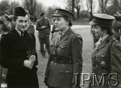 4.11.1945, Windsor, Anglia, Wielka Brytania.
Promocja w szkole oficerskiej Pomocniczej Wojskowej Służby Kobiet.  Od lewej: porucznik Anna Leska, pułkownik Maria Leśniakowa. 
Fot. NN, Instytut Polski i Muzeum im. gen. Sikorskiego w Londynie [szuflada 30 - PWSK]