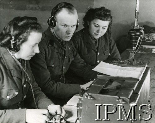 16.02.1943, Włochy.
Kurs łączności Pomocniczej Wojskowej Służby Kobiet. 
Fot. NN, Instytut Polski i Muzeum im. gen. Sikorskiego w Londynie [szuflada 30 - PWSK]