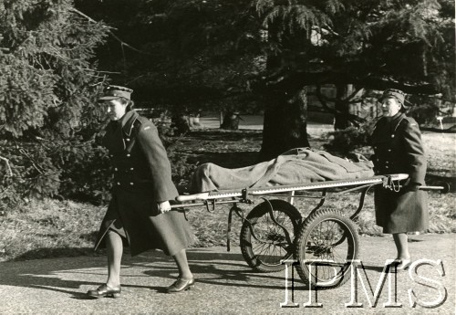 Prawdopodobnie 1944, Szkocja, Wielka Brytania.
Ćwiczenia sanitariuszek Pomocniczej Służby Kobiet. 
Fot. NN, Instytut Polski i Muzeum im. gen. Sikorskiego w Londynie [szuflada 30 - PWSK]