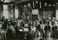 1943, Gedera, Palestyna.
Szkolenie kompanii transportowej. Zajecia teoretyczne, poznawanie budowy silnika.
Fot. Wojskowa Sekcja Filmowo Fotograficzna [Polish Army Film Unit. Foto Serwice No R 3516(8)], Instytut Polski i Muzeum im. gen. Sikorskiego w Londynie. [szuflada 30 - PWSK]