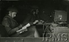 1943-1945, prawdopodobnie Włochy.
Żołnierki Pomoczniej Służby Kobiet obsługujące telegraf. 
Fot. NN, Instytut Polski i Muzeum im. gen. Sikorskiego w Londynie [szuflada 30 - PWSK]