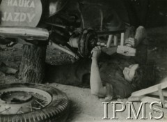 Wrzesień 1942, Teheran, Iran.
Praca w warsztatach samochodowych. Ochotniczka Pomocniczej Służby Kobiet przy pracy.
Fot. Wojskowa Sekcja Filmowo Fotograficzna [Polish Army Film Unit. Foto Serwice No R 3517], Instytut Polski i Muzeum im. gen. Sikorskiego w Londynie. [szuflada 30 - PWSK]