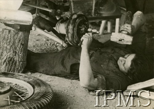 09.1942, Teheran, Iran.
Praca w warsztatach samochodowych. Ochotniczka Pomocniczej Służby Kobiet przy pracy.
Fot. NN, Instytut Polski i Muzeum im. gen. Sikorskiego w Londynie [szuflada 30 - PWSK]