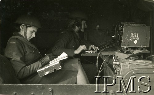 1944-1945, prawdopodobnie Włochy.
Żołnierki Pomoczniej Służby Kobiet obsługujace telegraf. 
Fot. NN, Instytut Polski i Muzeum im. gen. Sikorskiego w Londynie [szuflada 30 - PWSK]