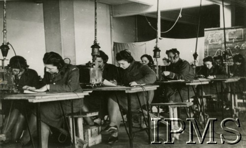 1943-1945, prawdopodobnie Włochy.
Kurs łączości Pomocniczej Służby Kobiet. 
Fot. Wojskowa Sekcja Filmowo-Fotograficzna, Instytut Polski i Muzeum im. gen. Sikorskiego w Londynie. [szuflada 30 - PWSK]