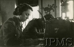 1943-1945, brak miejsca.
Żołnierki Pomoczniej Służby Kobiet obsługujące telegraf. 
Fot. NN, Instytut Polski i Muzeum im. gen. Sikorskiego w Londynie [szuflada 30 - PWSK]