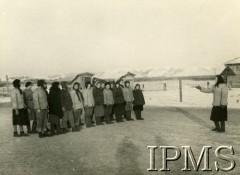 Listopad 1941, Kołtubanka, obł. Czkałowsk, ZSRR.
Obóz żołnierzy formujących się  Polskich Sił Zbrojnych w ZSRR, instruktorka Eugenia Pawłowicz przed oddziałem Pomocniczej Służby Kobiet. Oryginalny podpis: 