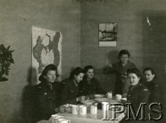 Prawdopodobnie 1943, Falkirk, Szkocja, Wielka Brytania.
W świetlicy Pomocniczej Wojskowej Służby Kobiet.
Fot. NN, Instytut Polski i Muzeum im. gen. Sikorskiego w Londynie [szuflada 30 - PWSK]