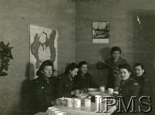 Prawdopodobnie 1943, Falkirk, Szkocja, Wielka Brytania.
W świetlicy Pomocniczej Wojskowej Służby Kobiet.
Fot. NN, Instytut Polski i Muzeum im. gen. Sikorskiego w Londynie [szuflada 30 - PWSK]