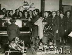 Prawdopodobnie 1943, Falkirk, Szkocja, Wielka Brytania.
W świetlicy Pomocniczej Wojskowej Służby Kobiet.
Fot. NN, Instytut Polski i Muzeum im. gen. Sikorskiego w Londynie [szuflada 30 - PWSK]