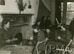 Prawdopodobnie grudzień 1943, Falkirk, Szkocja, Wielka Brytania.
W świetlicy Pomocniczej Wojskowej Służby Kobiet, przygotowywanie ozdób choinkowych.
Fot. NN, Instytut Polski i Muzeum im. gen. Sikorskiego w Londynie [szuflada 30 - PWSK]
