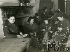 Prawdopodobnie grudzień 1943, Falkirk, Szkocja, Wielka Brytania.
W świetlicy Pomocniczej Wojskowej Służby Kobiet, przygotowywanie ozdób choinkowych.
Fot. NN, Instytut Polski i Muzeum im. gen. Sikorskiego w Londynie [szuflada 30 - PWSK]