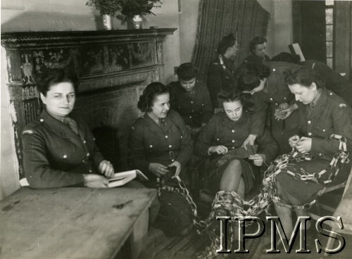 Prawdopodobnie grudzień 1943, Falkirk, Szkocja, Wielka Brytania.
W świetlicy Pomocniczej Wojskowej Służby Kobiet, przygotowywanie ozdób choinkowych.
Fot. NN, Instytut Polski i Muzeum im. gen. Sikorskiego w Londynie [szuflada 30 - PWSK]