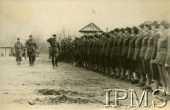 22.03.1942, Jangi-Jul, Uzbekistan, ZSRR.
Generał Władysław Anders w czasie przeglądu oddziałów Pomocniczej Służby Kobiet, obok idzie generał Zygmunt Szyszko-Bohusz.
Fot. NN, Instytut Polski i Muzeum im. gen. Sikorskiego w Londynie [sygn. 32441, szuflada 30 - PWSK]