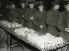 18.04.1945, Wielka Brytania.
Kobiety w mundurach Pomocniczej Lotniczej Służby Kobiet, po zejściu ze statku w brytyjskim porcie.
Fot. Keystone, Instytut Polski i Muzeum im. gen. Sikorskiego w Londynie. [szuflada 30 - PWSK]