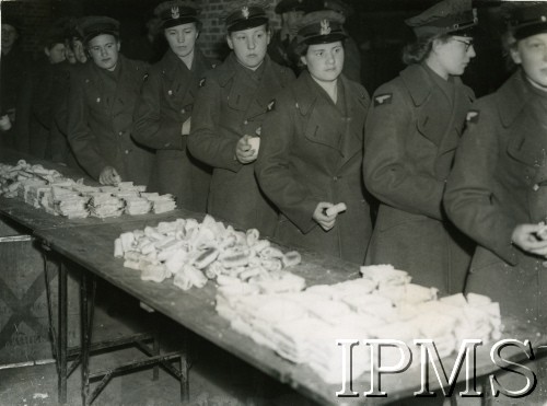 18.04.1945, Wielka Brytania.
Kobiety w mundurach Pomocniczej Lotniczej Służby Kobiet, po zejściu ze statku w brytyjskim porcie.
Fot. Keystone, Instytut Polski i Muzeum im. gen. Sikorskiego w Londynie. [szuflada 30 - PWSK]