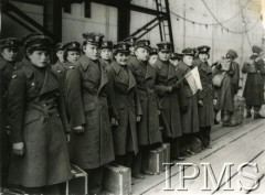 18.04.1945, Wielka Brytania.
Kobiety w mundurach Pomocniczej Lotniczej Służby Kobiet w brytyjskim porcie.
Fot. Keystone, Instytut Polski i Muzeum im. gen. Sikorskiego w Londynie. [szuflada 30 - PWSK]