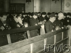 Prawdopodobnie 1945, Wielka Brytania.
Ochotniczki z Pomocniczej Morskiej Służby Kobiet podczas modlitwy. Razem z nimi, w pierwszej ławie, po prawej stronie szef Kierownictwa Marynarki Wojennej wiceadmirał Jerzy Świrski, obok podporucznik marynarki J. Ihnatowicz.
Fot. Keystone, Instytut Polski i Muzeum im. gen. Sikorskiego w Londynie. [szuflada 30 - PWSK]