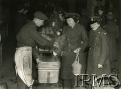 18.04.1945, Wielka Brytania.
Kobiety w mundurach Pomocniczej Lotniczej Służby Kobiet, po zejściu ze statku w brytyjskim porcie.
Fot. Keystone, Instytut Polski i Muzeum im. gen. Sikorskiego w Londynie. [szuflada 30 - PWSK]